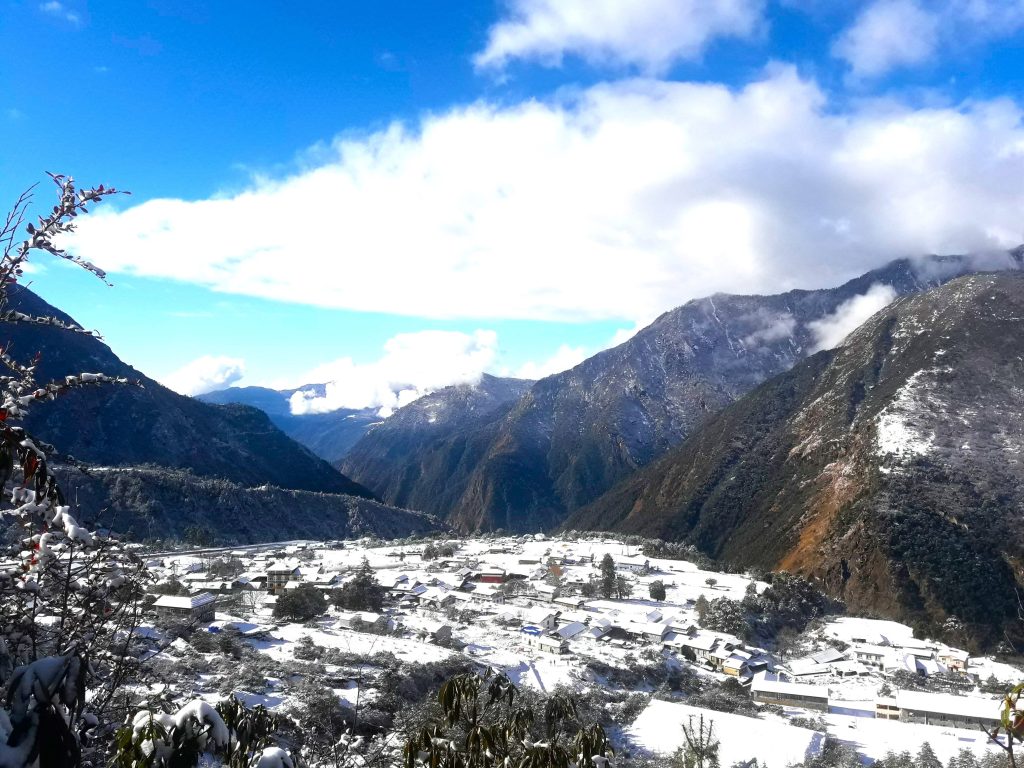beautiful lukla valley in the winter of everest/khumbu region along the ebc trekking trail