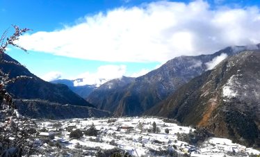beautiful lukla valley in the winter of everest/khumbu region along the ebc trekking trail
